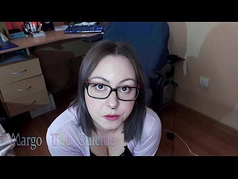 ❤️ Sexig tjej med glasögon suger Dildo djupt på kamera Sexvideo at sv.sexygirlspics-com.ru