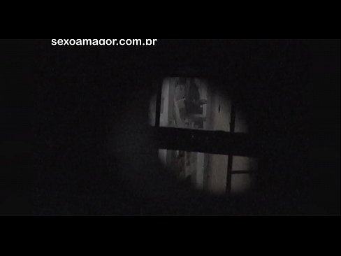 ❤️ Blondie blir hemligt videofilmad av en voyeur från grannskapet gömd bakom ihåliga tegelstenar Sexvideo at sv.sexygirlspics-com.ru