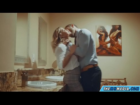 ❤️ När en bystig blondin förför dig på en offentlig toalett Sexvideo at sv.sexygirlspics-com.ru